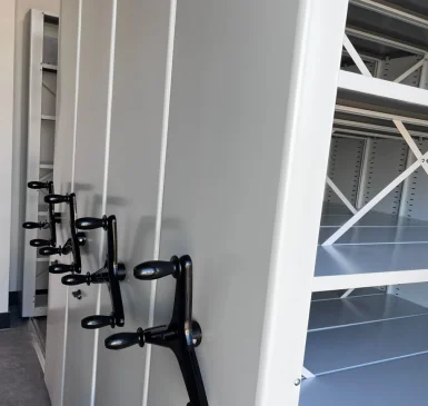 Мобильные стеллажи в помещении библиотеки площадью 11 м²