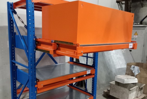 Стеллаж с выдвижными поддонами