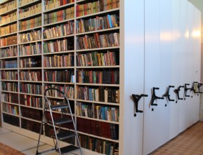 Установка передвижных стеллажей в помещении с неровными полами