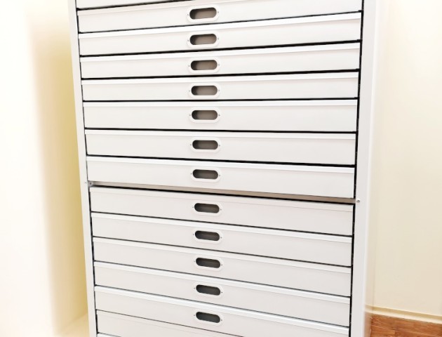 шкаф с ящиками для картин