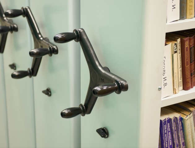 Металлические стеллажи для большого количества книг