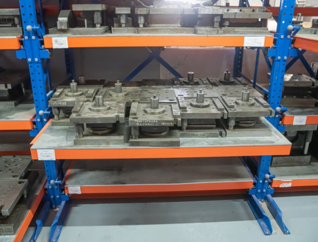 стеллажи для тяжелых грузов с выкатными полками