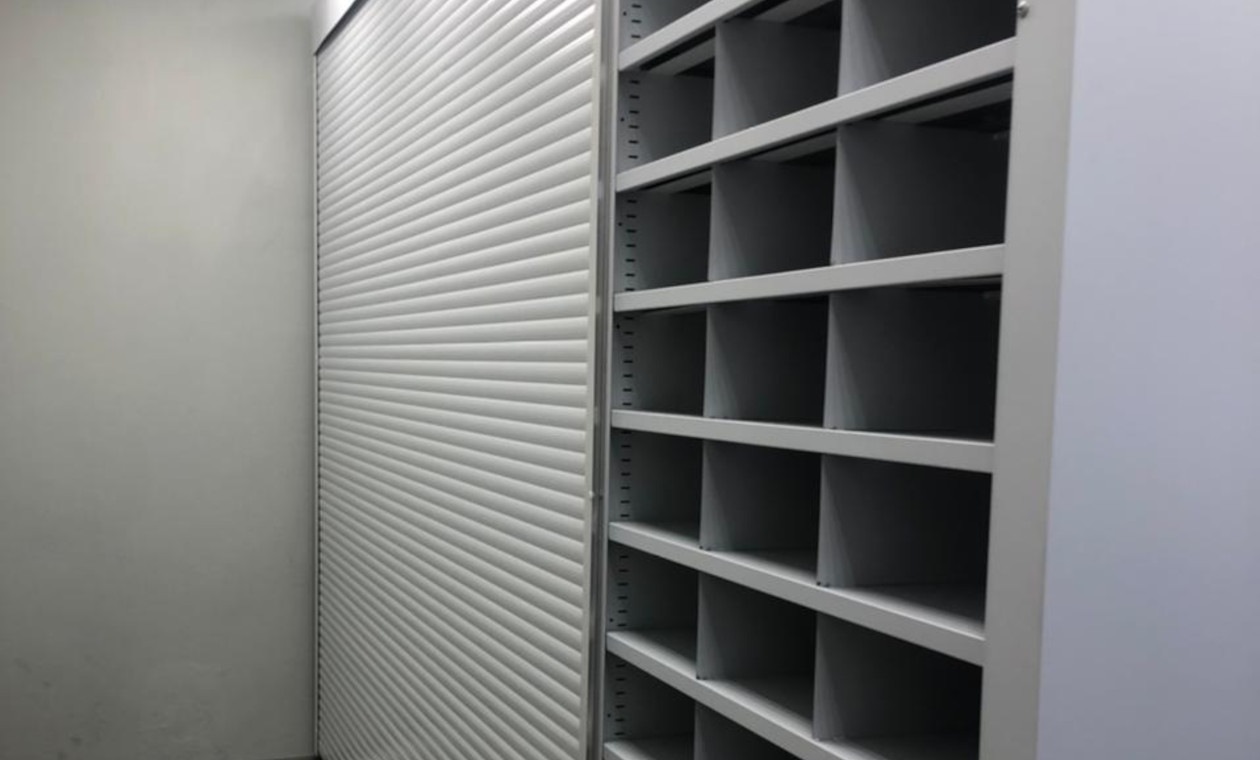 Двери жалюзи на стеллаже
